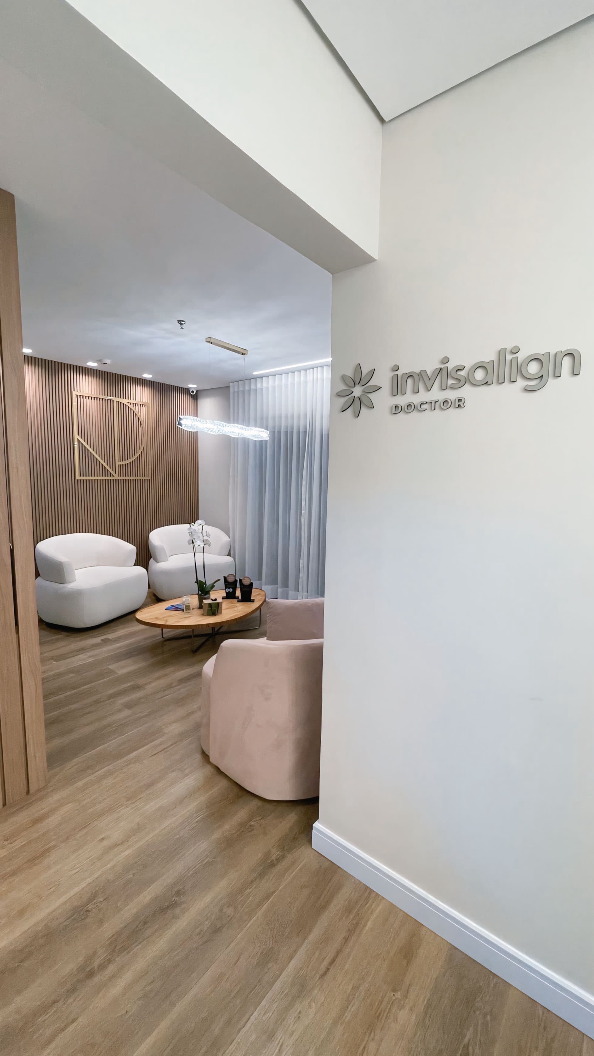 Recepção da clínica com selo Invisalign Doctor